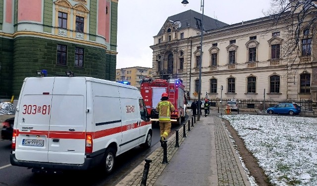 We wtorek 7 grudnia przed godziną 14, straż pożarna i policja zostały wezwane do Teatru Lalek we Wrocławiu przy pl. Teatralnym. Służby przeszukiwały budynek. Na miejscu interweniowały dwa zastępy straży pożarnej w tym specjalistyczny zastęp chemiczny. Jak poinformował nas dyżurny Komendy Miejskiej Państwowej Straży Pożarnej, strażacy zostali wezwani na prośbę policji do zabezpieczenia budynku, w którym może znajdować się niebezpieczny ładunek.- Do zarządcy budynku Teatru Lalek drogą mailową wpłynęła informacja, że wewnątrz budynku może znajdować się niebezpieczny ładunek- powiedział Krzysztof Marcjan z KMP we Wrocławiu.Według naszych informacji, anonimowy nadawca straszył, że w budynku będzie się rozprzestrzeniał niebezpieczny gaz bojowy.Policjanci przy asyście strażaków sprawdzili budynek. Nie ujawniono żadnego zagrożenia. Po godzinie 14 akcja zakończyła się.Równolegle policjanci prowadzą czynności operacyjne mające na celu ustalenie nadawcy wiadomości.
