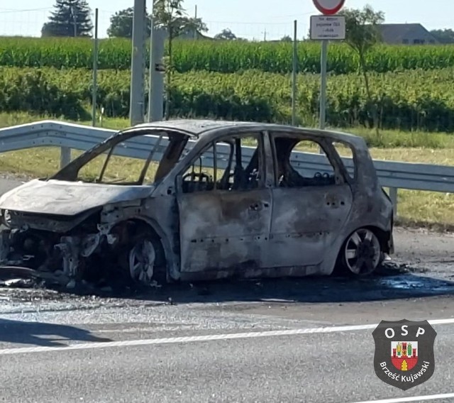 Pożar samochodu na autostradzie A1 w kierunku Łodzi, na wysokości miejscowości Witoldowo w gminie Brześć Kujawski.