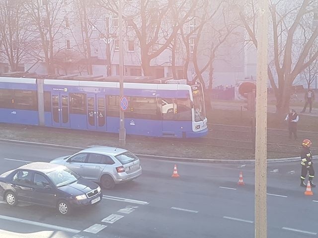 Kraków. Na ul. Balickiej samochód osobowy zderzył się z tramwajem. Są utrudnienia [ZDJĘCIA]