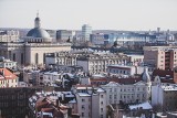 Panorama Katowic z drapacza chmur. Piękne zimowe widoki na ośnieżone czerwone dachy i zimowe Katowice. Miasto jest piękne w słoneczny dzień