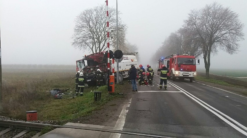 Zderzenie dwóch ciężarówek na krajowej "74" w Bidzinach. Droga zablokowana