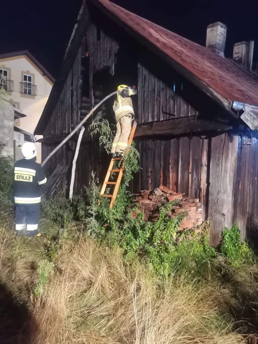Nocny pożar drewnianego budynku w Rzeszowie. W akcji 7 zastępów strażaków PSP i OSP [ZDJĘCIA, WIDEO]