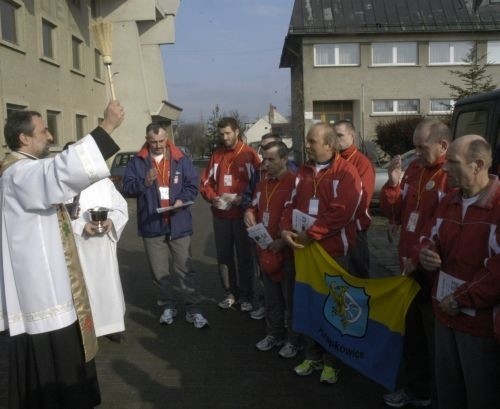 Przed startem sztafety jej uczestników pobłogosławił ksiądz Hubert Chudoba, proboszcz parafii św. Jacka w Opolu.