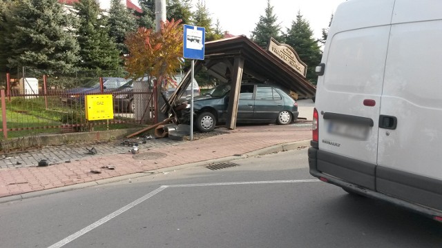 Samochód uderzył w wiatę przystanku autobusowego w Staniątkach.