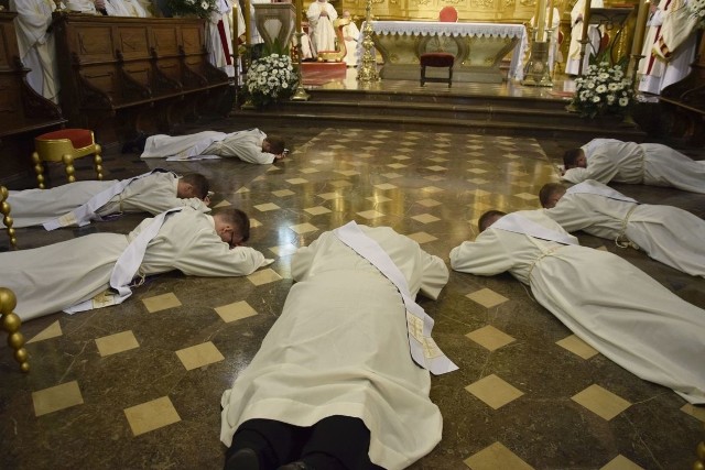 Część obrzędu obejmowała śpiew litanii do świętych, kiedy to przyszli kapłani leżeli krzyżem na ziemi.