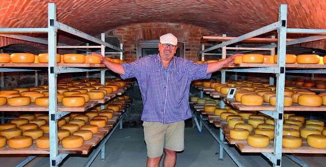 Jerzy Dejk,  któremu od dawna marzyła się produkcja serów w ślesińskim gospodarstwie, otwiera drzwi do piwnicy w stodole. Tam znajduje się dojrzewalnia serów. Na zewnątrz budynku panuje nieznośny upał, a schodząc do piwnicy z łukowym sklepieniem, zanurzamy się w przyjemnym chłodzie.
