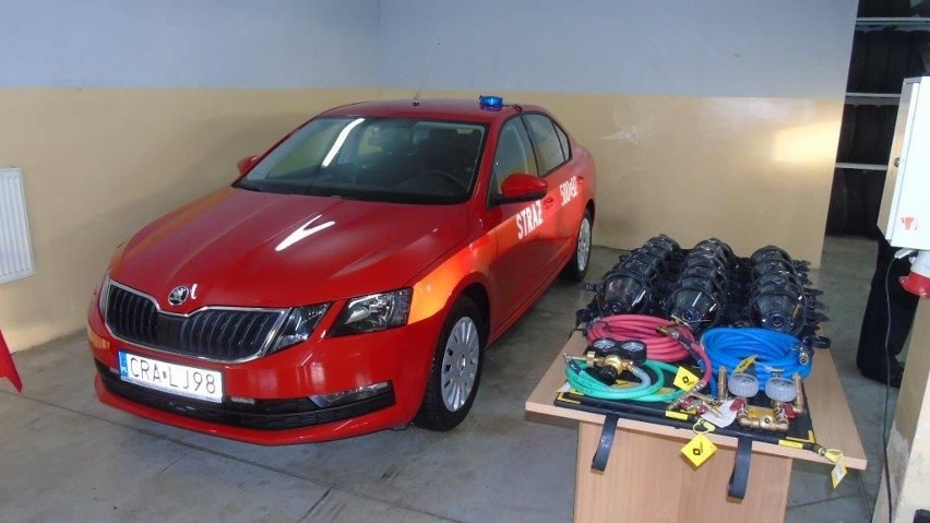 Nowiutki, błyszczący, oczywiście czerwony samochód stoi już w garażu straży pożarnej w Radziejowie