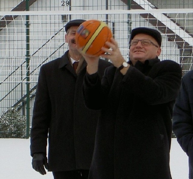 W konkursie rzutów do kosza wystartowali m.in. starosta Julian Mazurek (stoi z pilką) oraz burmistrz Roman Musiał.
