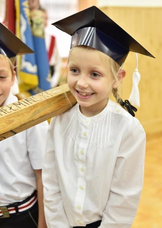 Ślubowanie i pasowanie uczniów klas pierwszych w Zespole Szkół w Radzyniu Chełmińskim