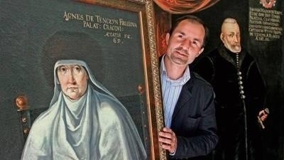 Reprodukcje portretów Jana Magnusa Tęczyńskiego i Agnieszki Firlejowej prezentuje Grzegorz Stępowski FOT. ANDRZEJ BANAŚ