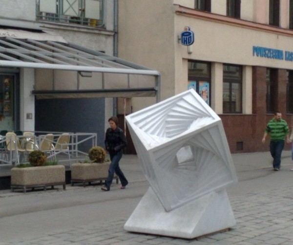 Rzeźby na Krakowskiej w Opolu nie wszystkim się podobają