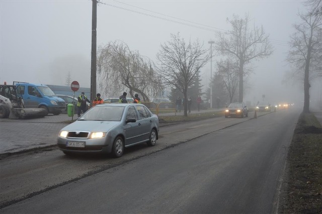 Mgła na Kaszubach. Ulica Wzgórze Wolności w Kartuzach