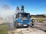 Goniądz. Płonęła śmieciarka z gabarytami. Pomóc musiał serwisant (zdjęcia)