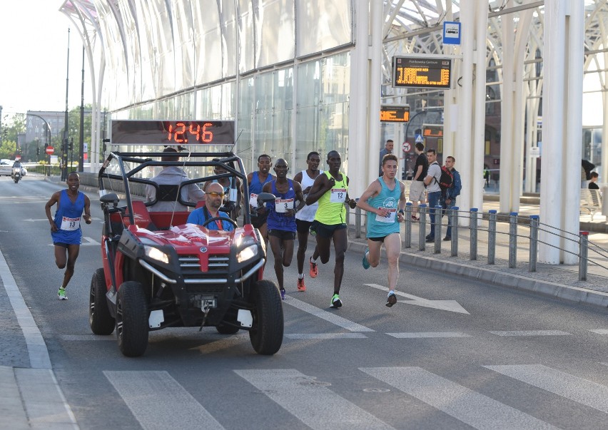 10. BIEG ULICĄ PIOTRKOWSKĄ ROSSMANN RUN W ŁODZI NA 10 KM...