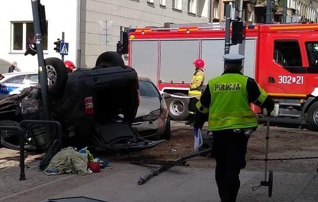 Do groźnego wypadku doszło po godzinie 16. na skrzyżowaniu ulic Jaracza i Kilińskiego w Łodzi. W zdarzeniu brały udział dwa samochody osobowe, siła uderzenia była tak duża, że jeden z pojazdów wylądował na dachu.WIĘCEJ ZDJĘĆ I INFORMACJI - KLIKNIJ DALEJ