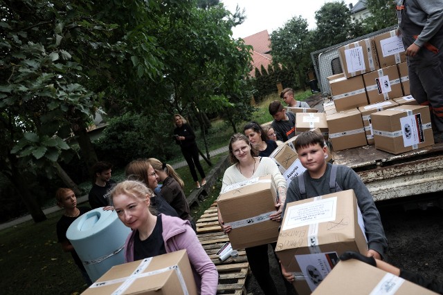 Wysyłane sprzęty pochodzą ze Szpitala na Polnej, Szpitala Wojewódzkiego z ul. Juraszów, Przychodni Świt, z Rządowej Agencji Rezerw Materiałowych. Koszt transportu kontenera drogą morską i kołową na miejscu w Kamerunie to łącznie 100 tys. zł.