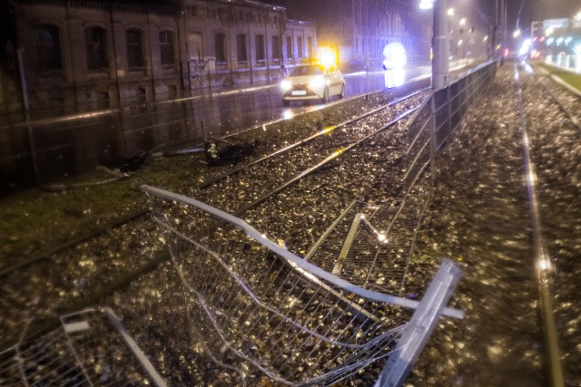 Wypadek na Kopcińskiego w Łodzi. Jaguar przejechał przez torowisko na drugą jezdnię