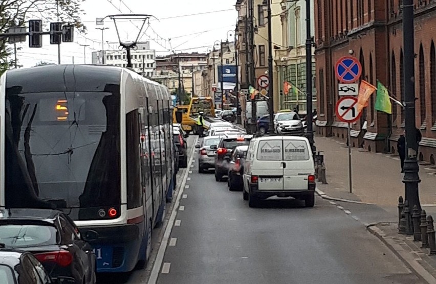 Nieoznakowany radiowóz policji wyjeżdżając z Urzędu...