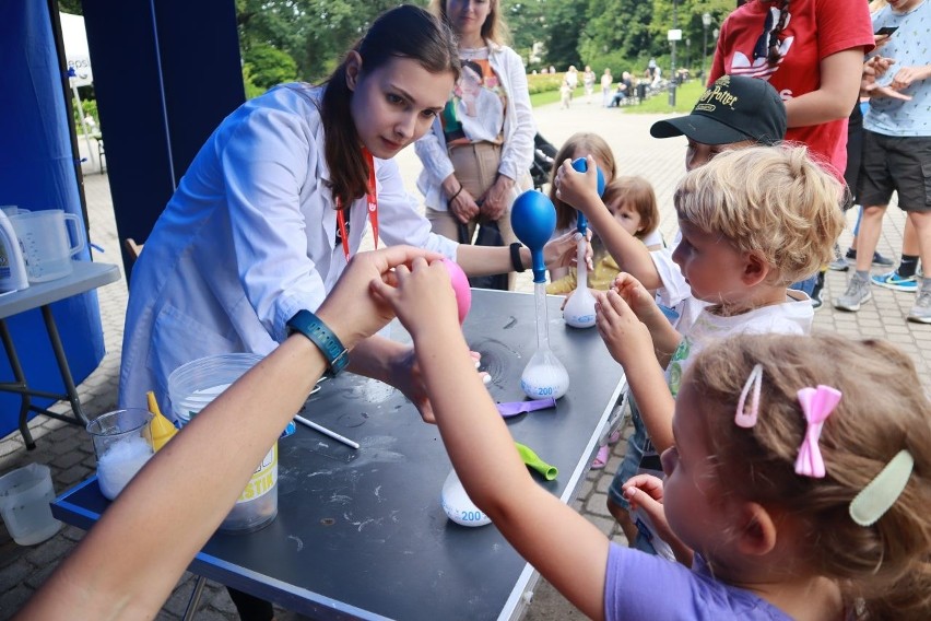 Eko piknik w Parku Źródliska. Można było pograć w ekologiczne szachy i wziąć udział w eko quizie