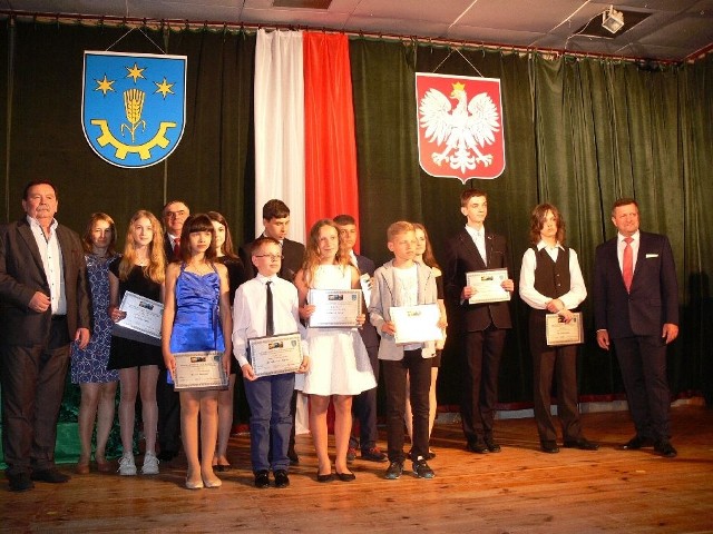 Złota dziesiątka” czyli najzdolniejsi  uczniowie z gminy Gorzyce objęci Funduszem Stypendialnym podczas czwartkowej sesji.