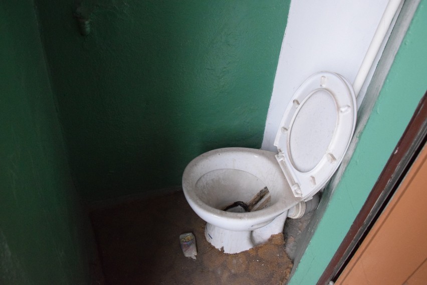 Tak wyglądają łazienki na korytarzach w kamienicy przy ul....