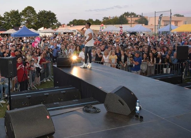 2019 roku obfitował w wiele wydarzeń w powiecie szydłowieckim. Jednym z nich była kolejna edycja Festiwalu Disco Polo na stadionie Szydłowianki Szydłowiec. Mnóstwo osób z wielkim zainteresowaniem śledziło popisy takich wykonawców jak Extazy, MIG, czy B-QLL.Oto nasz przegląd innych najciekawszych wydarzeń. CZYTAJ DALEJ KLIKAJĄC W ZDJĘCIA