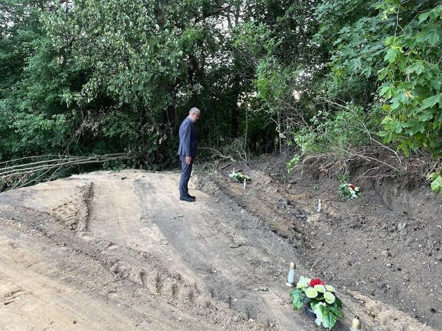 Charge d’affaires Polski na Białorusi Marcin Wojciechowski złożył kwiaty i zapalił znicze na grobach żołnierzy AK w Mikuliszkach - na cmentarzu, który został barbarzyńsko zrównany z ziemią
