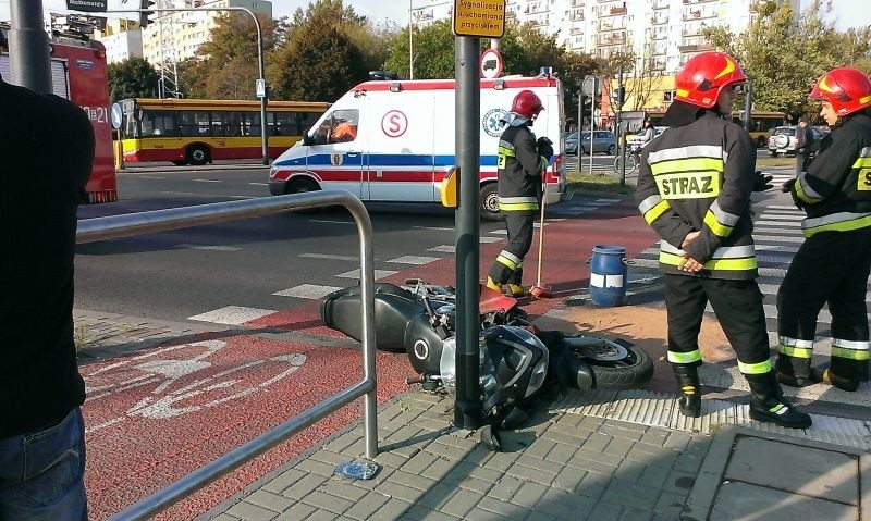 Wypadek na ul. Lutomierskiej. Motocyklista zderzył się z trzema samochodami [zdjęcia]