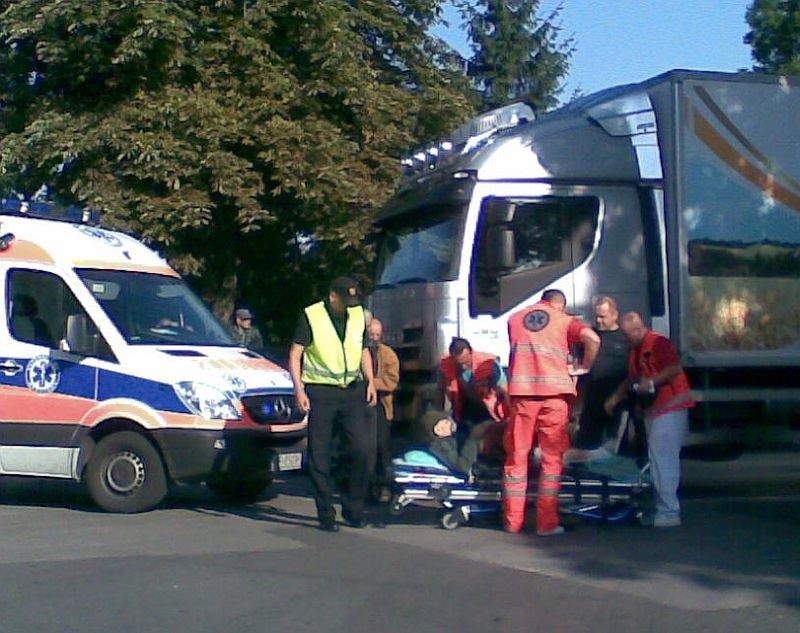 Kobietę zabrało pogotowie do szpitala w Radomiu.