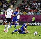 Pojedynek piłkarzy w meczu Niemcy - Grecja: Ozil zmiażdżył Katsouranisa