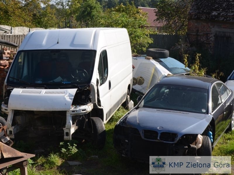 Kradzione samochody znalezione w "dziupli" (zdjęcia)