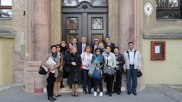 Nauczyciele z krajów partnerskich, w tym także z radomskiej podstawówki numer 29, przed budynkiem szkoły w Budapeszcie.