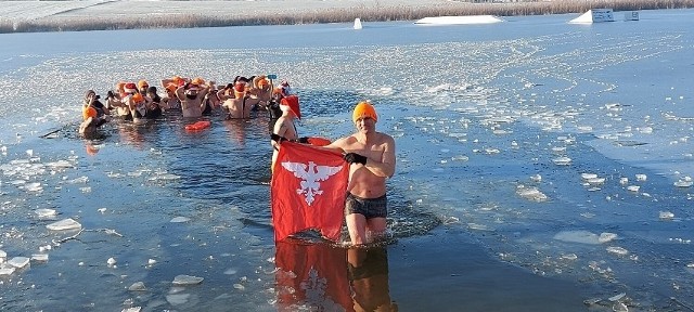 Śnieg i mróz to wymarzona pogoda dla morsów z Klubu Lodzik Śrem. Można wręcz żartobliwie powiedzieć, że zimę dostali w tym roku pod choinkę. W niedzielę 26 grudnia ekipa Lodzików zaliczyła kąpiel w jeziorze Grzymisławskim.