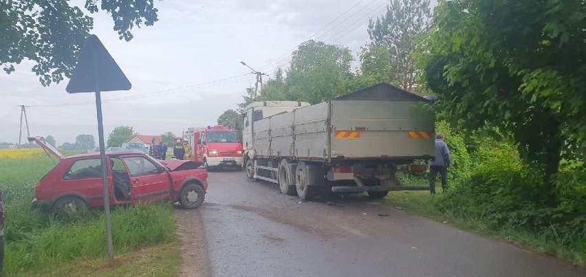 Wypadek na łuku drogi w Strzyżowicach. Jedna osoba w szpitalu