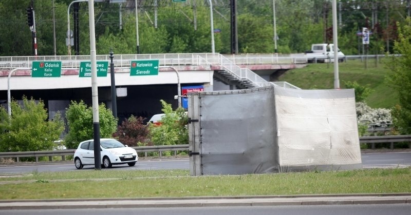 Wypadek na al. Bandurskiego. Z ciężarówki spadła naczepa [zdjęcia]