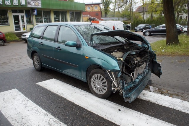 Dwie kolizje na ul. Kaszubskiej w przeciągu kilu minut. Jedna koło stacji paliw, a druga, koło sklepu Agrol.Kolejna kilkanaście minut po nich, na skrzyżowaniu Przemysłowej i Paderewskiego. Tutaj, kierujący skuterem wymusił pierwszeństwo przejazdu, wjeżdżając na skrzyżowanie na czerwonym świetle. Obaj, kierowca i pasażer, trafili do szpitala z podejrzeniem złamania nóg.