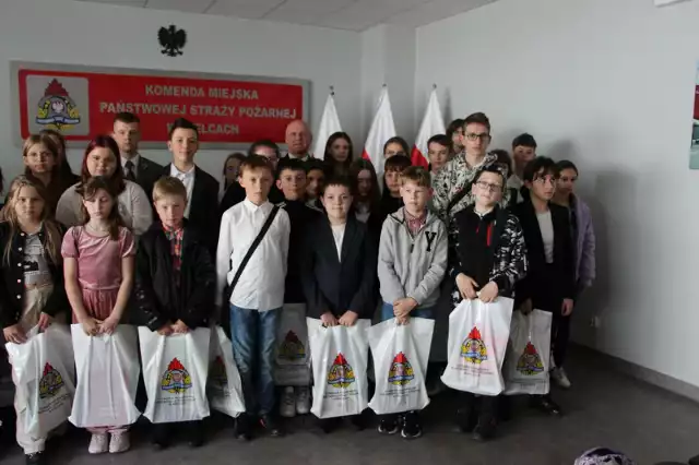 Uczestnicy eliminacji powiatu kieleckiego turnieju wiedzy pożarniczej.