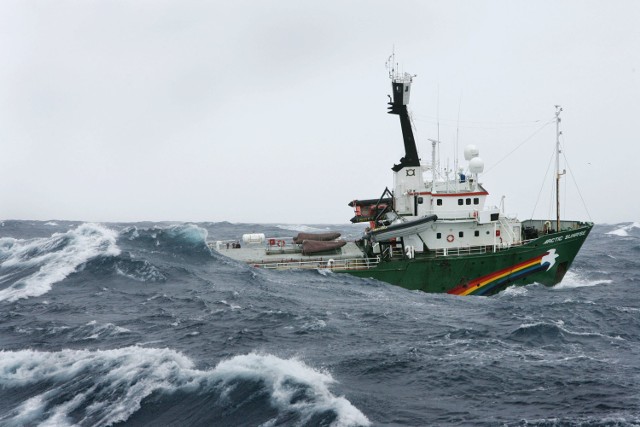 Statek &#8222;Arctic Sunrise&#8221; należący do Greenpeace szuka na Bałtyku kutrów, które nielegalnie łowią dorsze.