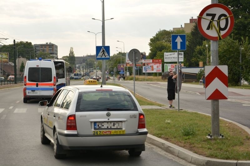 Kraków. Drogowa pułapka czeka na kierowców na alei Jana Pawła II [ZDJĘCIA]