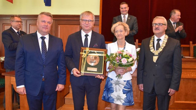 Jarosław Kielar odebrał Medal za Zasługi dla Dzierżoniowa podczas sesji poświęconej jubileuszowi 10-lecia współpracy Kluczborka i Dzierżoniowa.