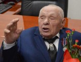 Kapitan Józef Kasperowicz z Sulechowa skończył 100 lat. Od wojewody lubuskiego dostał medal „Pro Patria”. Co zaśpiewał? [WIDEO]