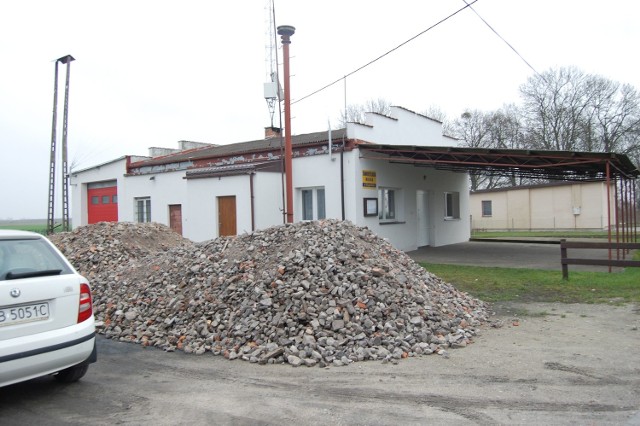 Gruzem i kamieniami, które leżały przy świetlicy wiejskiej w Gogolinku, załatano dziury na drodze w kierunku Wojnowa