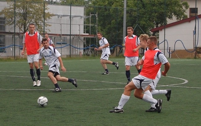 Piłkarze koneckiego Eubridge (w czerwonych narzutkach) w pierwszym turniejowym spotkaniu ulegli skarżyskiemu Venus Płytki 1:3.