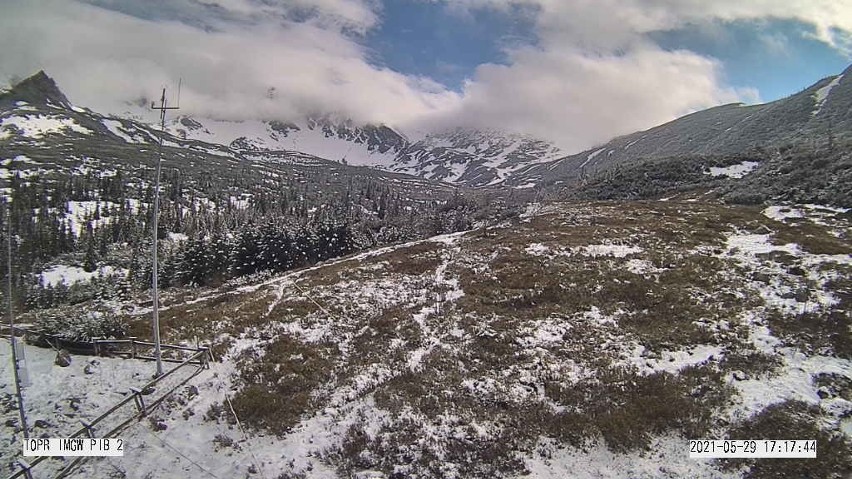Tatry. Wiosna? Ale nie w górach. W Tatrach właśnie znów spadł śnieg. Chmury odsłoniły ośnieżony Giewont [ZDJĘCIA]