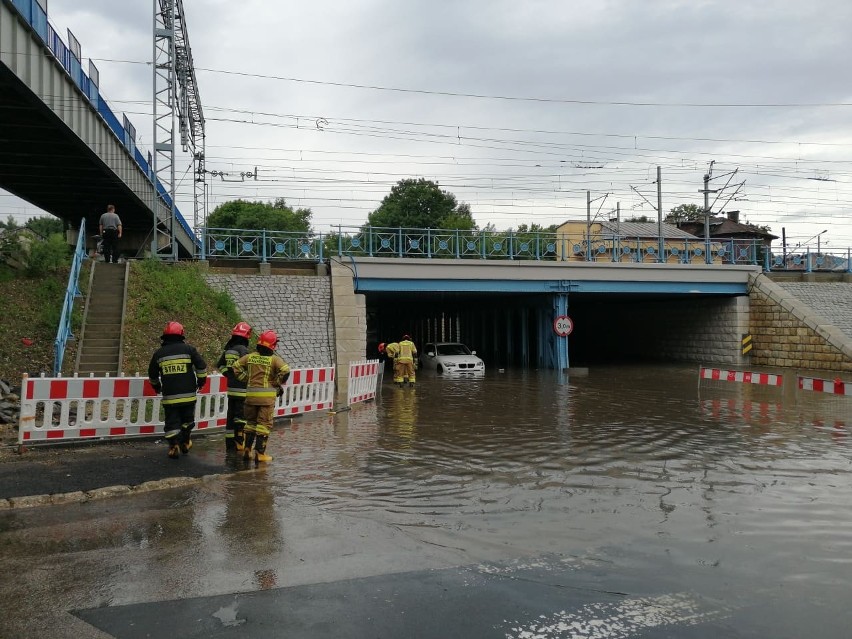 Dramatyczna sytuacja w Krakowie. Auto utknęło pod zalanym wiaduktem [ZDJĘCIA]