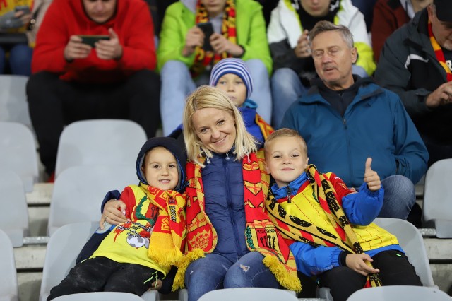 Korona Kielce na Suzuki Arenie przegrała z Sandecją Nowy Sącz 0:1 w meczu Fortuna 1 Ligi. Pogoda nie dopisała, ale spora grupa kibiców Korony śledziła to spotkanie. W sumie było 4519 osób.  Byliście na meczu? Szukajcie się na zdjęciach.Szczegóły na kolejnych slajdach>>>