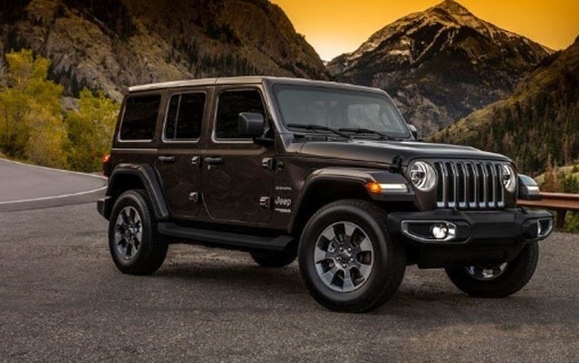 Jeep Wrangler Styliści nie zdecydowali się zrewolucjonizować wyglądu pojazdu, co oznacza, że nadal mamy do czynienia z kanciastą bryłą Okrągłe reflektory wykonane zostały w technologii LED. Diodowe światła wbudowano także w błotniki.  Fot. Jeep