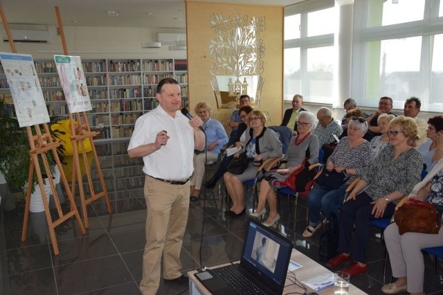 Radziejowski oddział Uniwersytetu Trzeciego Wieku zorganizował dla swoich słuchaczy kolejne spotkanie w Miejskiej i Powiatowej Bibliotece. Wykład o bólach kręgosłupa wygłosił dr Piotr Szudy.W starych zbiorach biblioteki w Radziejowie