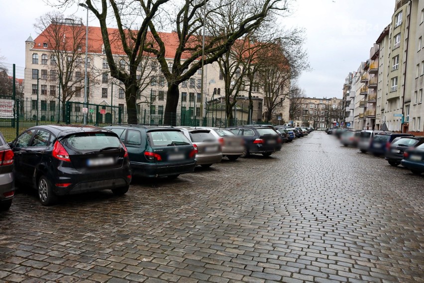 Miejsca parkingowe w Śródmieściu Szczecina. Mieszkańcy walczą o zachowanie obecnego sposobu parkowania po przebudowie ulic