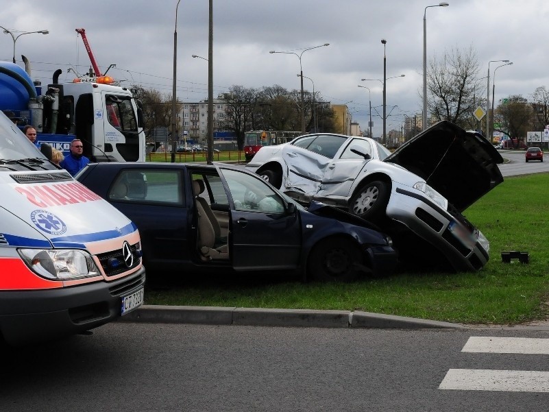 Groźny wypadek na skrzyżowaniu Broniewskiego z Szosą Okrężną [zdjęcia, wideo]